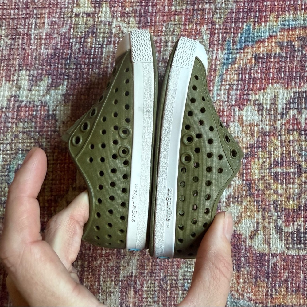 Native C5 Olive Green Kids Shoes with White Soles - Picture 4 of 5